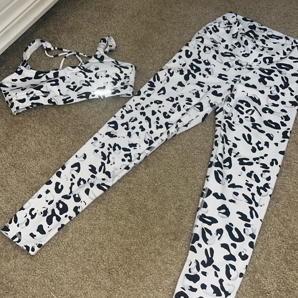 ECHT white leopard scrunch leggings